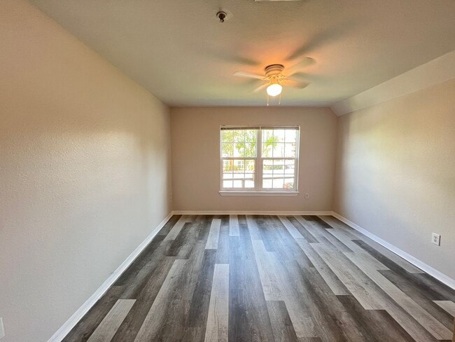 Building Photo - Awesome apartment at Cypress fairway!