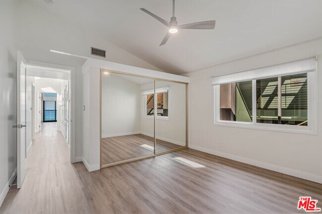 Building Photo - 2308 The Strand