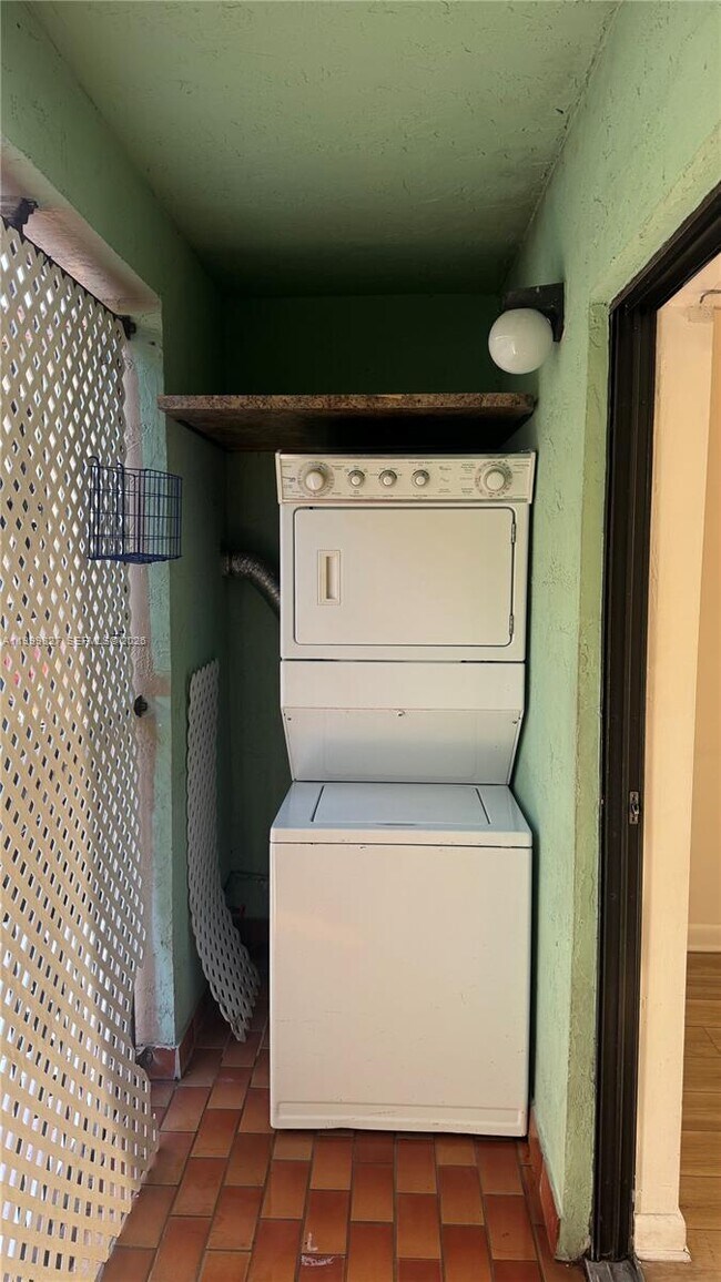 Building Photo - 2319 W 60th St