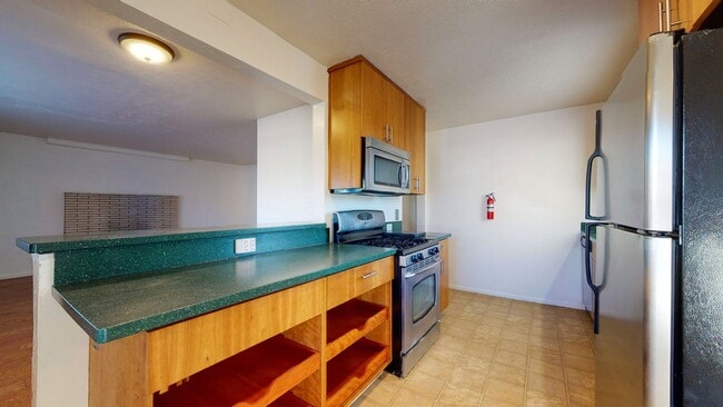 Building Photo - UPTOWN 3 Bedroom +Office  2 Bath with Garage