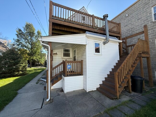 Building Photo - 4844 W Montrose Ave
