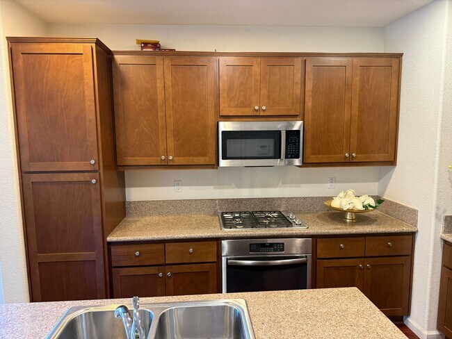 Building Photo - MODERN NEWER 3 BEDROOM 2 STORY FAIRFIELD *...