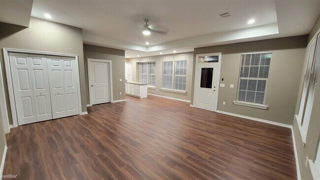 Building Photo - 3 br, 2 bath House - 2727 6th Street