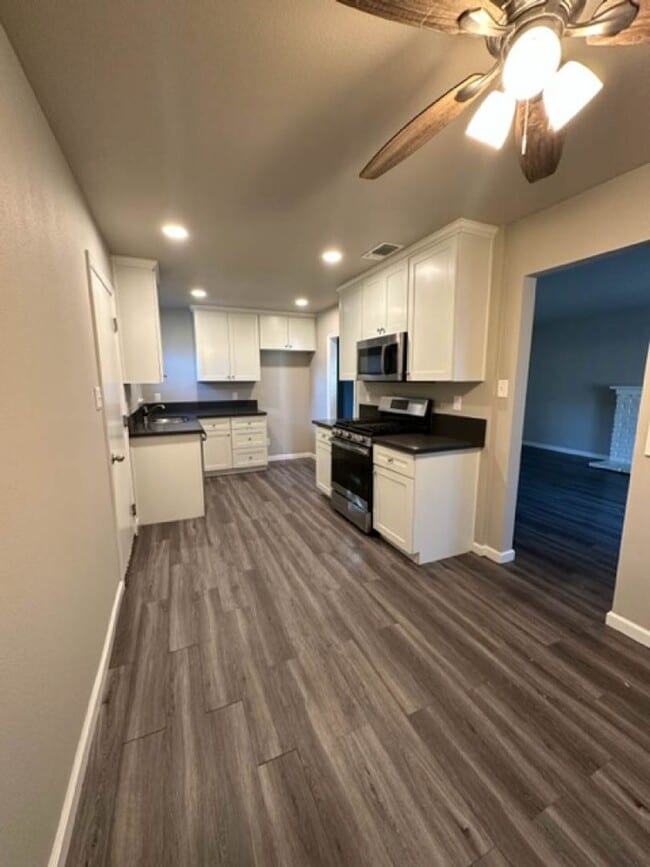 Building Photo - Desirable 3 bedroom 2 bath home