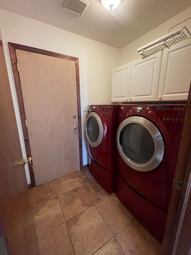 Building Photo - 3 Bedroom Near Mariposa Park in Taylor Ranch