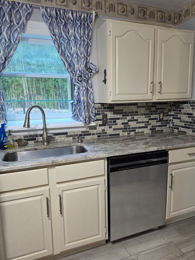 Building Photo - Welcome to life in sought-after Chesapeake Isles!