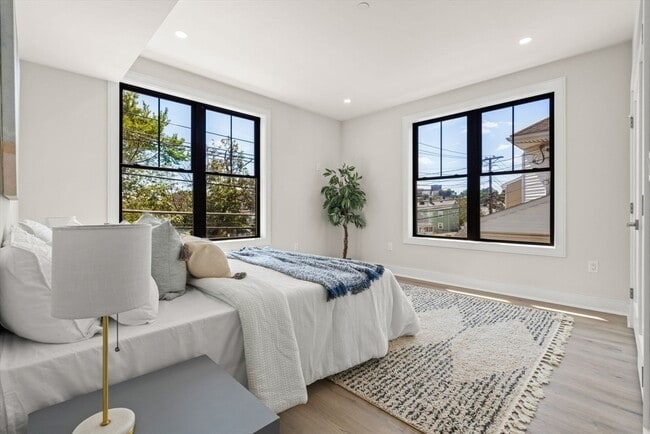 Building Photo - 260 Elm St