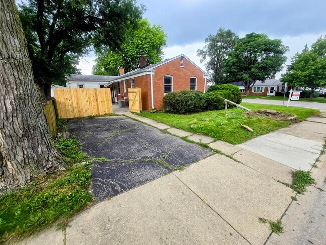 Building Photo - 1640 N Prairie Ave
