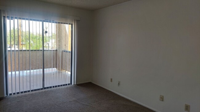 Building Photo - BEAUTIFUL TOWNHOUSE IN GATED COMMUNITY!