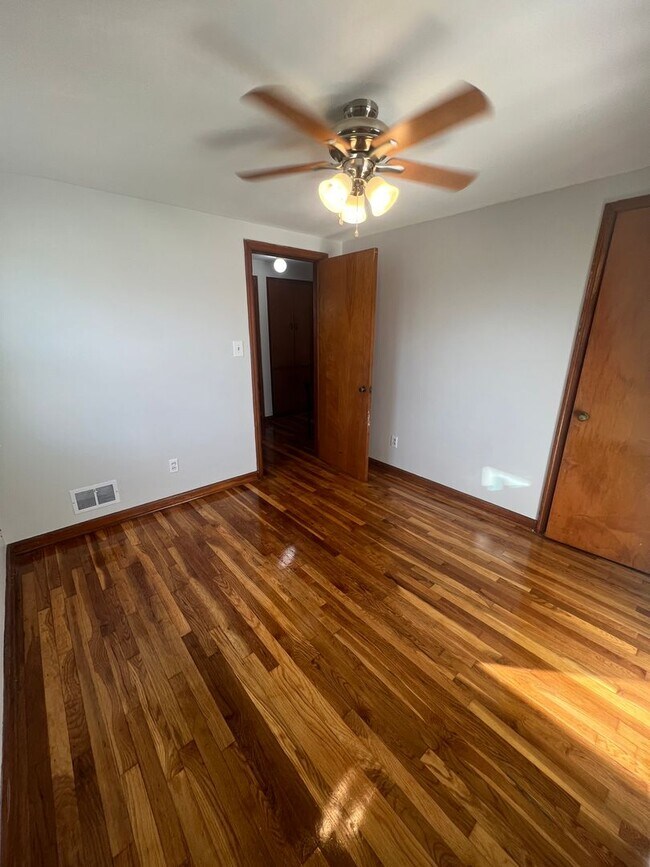 Building Photo - 2 Bedroom Townhome in Grandview!!