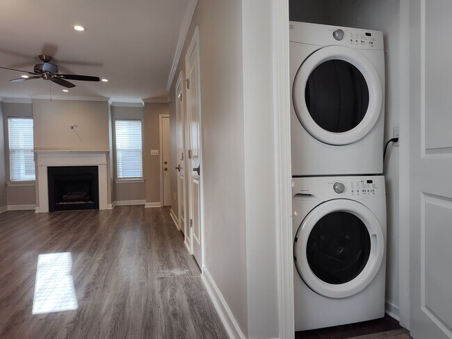 Building Photo - Move-in ready condo in Located in Fourth W...