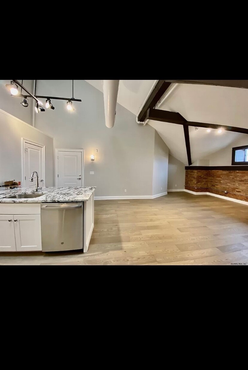 Building Photo - 77 Van Dam St