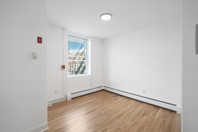 Building Photo - 1327 Willow Ave