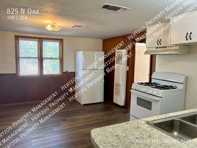Building Photo - 825 N Oak-