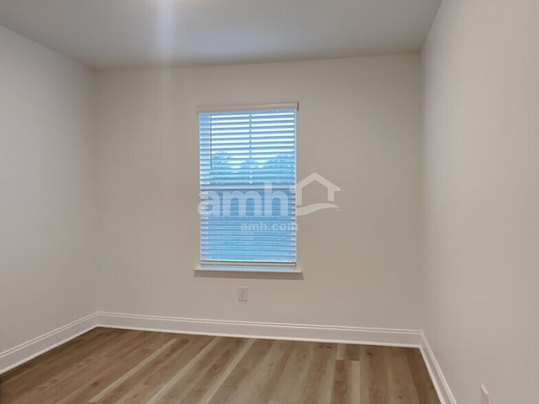 Building Photo - 5500 Front St