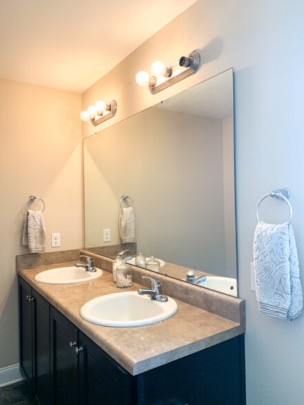 MASTER EN SUITE - 110 Ristona Dr