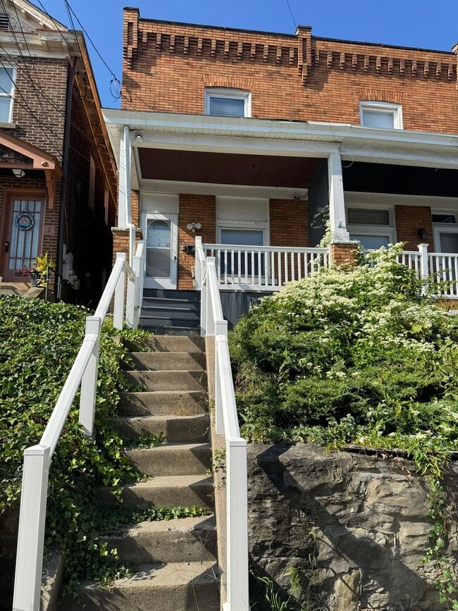 Building Photo - Newly Renovated 2 Bedroom 1.5 Bath in Dorm...