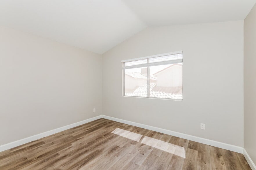 Building Photo - 2385 Cliffwood Dr