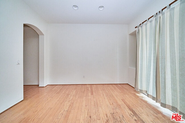 Building Photo - 915 Somerville