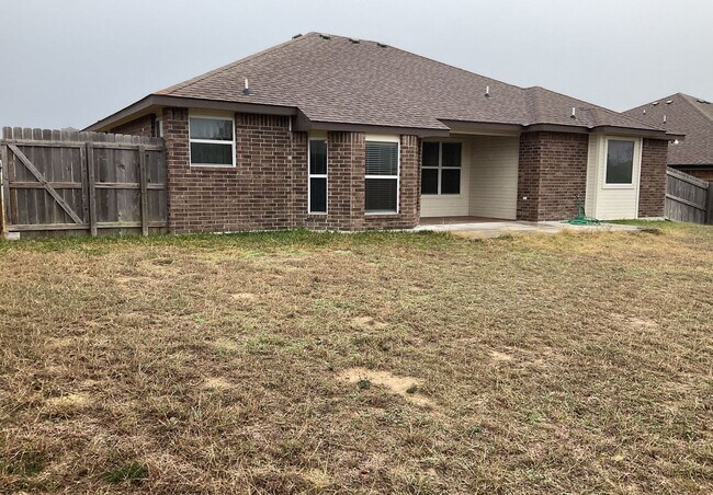 Building Photo - AMAZING RENT SPECIAL WITH IMMEDIATE MOVE IN - SECTION 8 ACCEPTED!