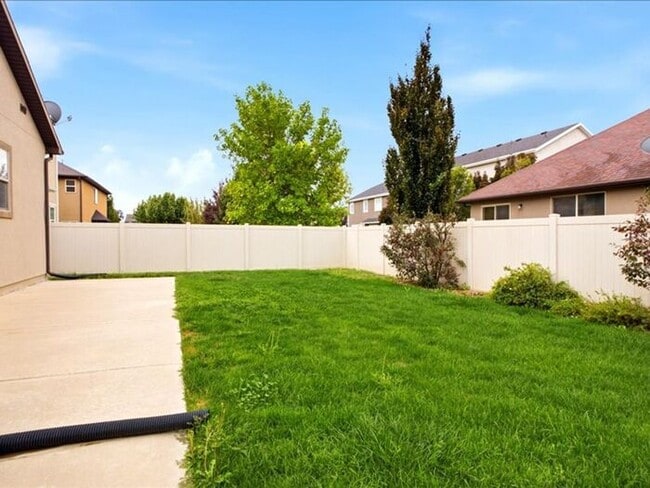 Building Photo - S Jordan-Beautiful 5 bed 3 bath family home