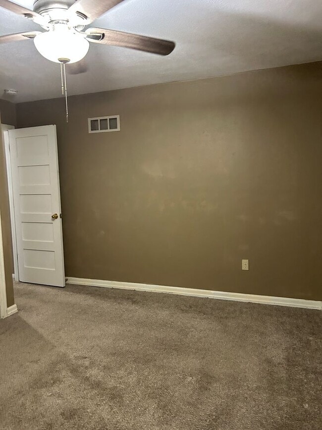 Building Photo - 10 Tanbark Dr