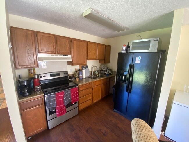 Building Photo - 3/2 House W/ 1/1 Cottage