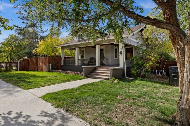 Building Photo - Big Tree Charmer 2 bed 1 bath.