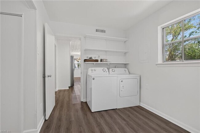 Building Photo - 3044 Camelot Blvd