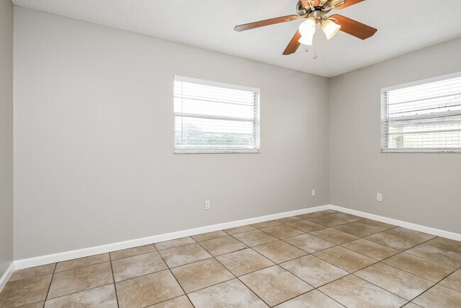 Building Photo - 999 Tomes Ct