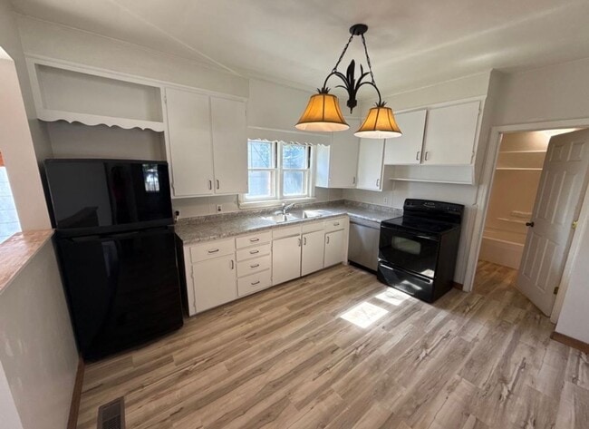Building Photo - **Move in Ready** 3 bedroom close to downtown!