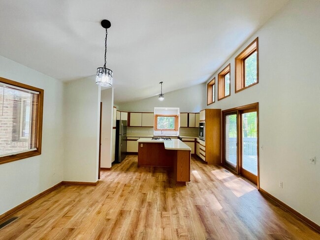 Building Photo - 28118 Forestbrook Dr