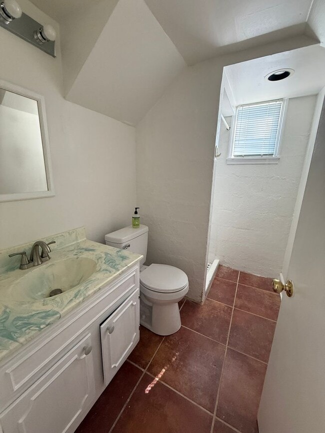 Building Photo - Prime Nashville Location with Comfort & Convenience