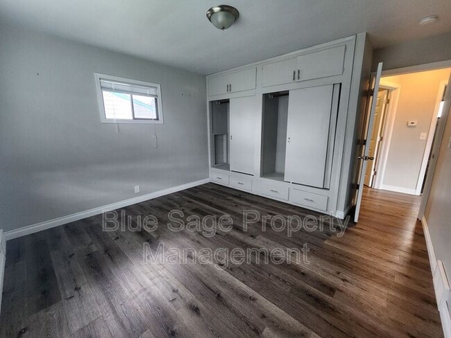 Building Photo - 812 W 13th St