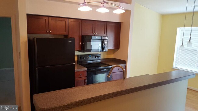 Building Photo - 2400 Dominion Dr