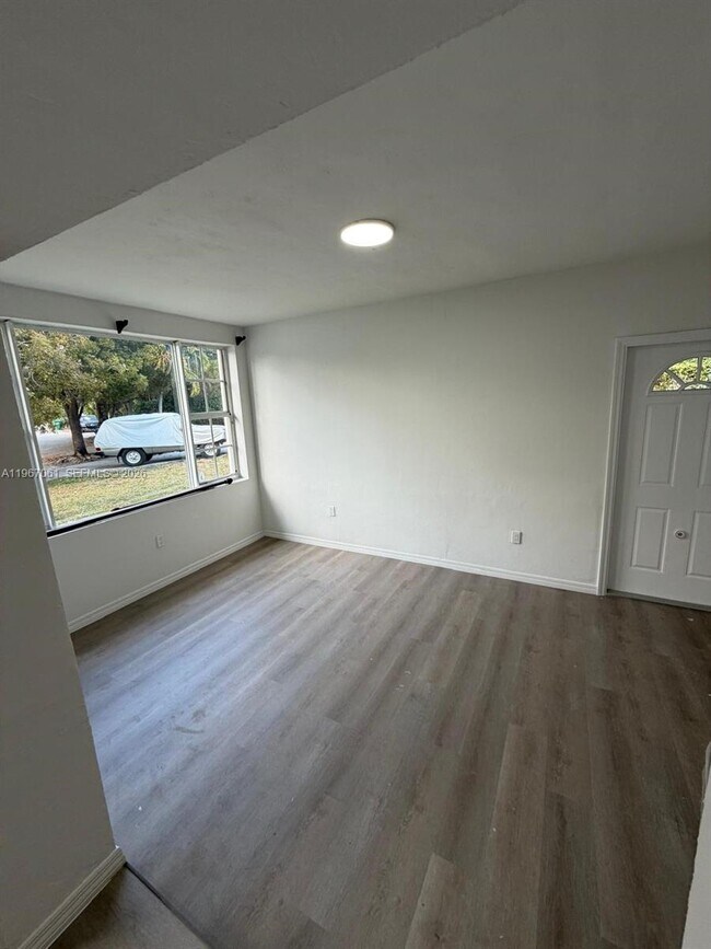 Building Photo - 4000 SW 16th Terrace