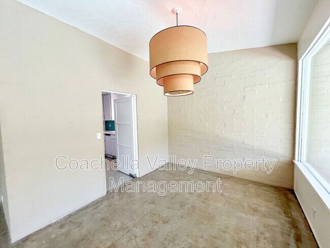 Building Photo - 1680 E Mesquite Ave