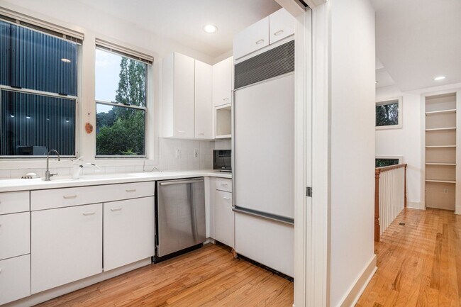Building Photo - 3Bd/3Ba Seattle House