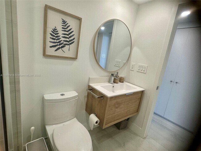 Building Photo - 100 Bayview Dr