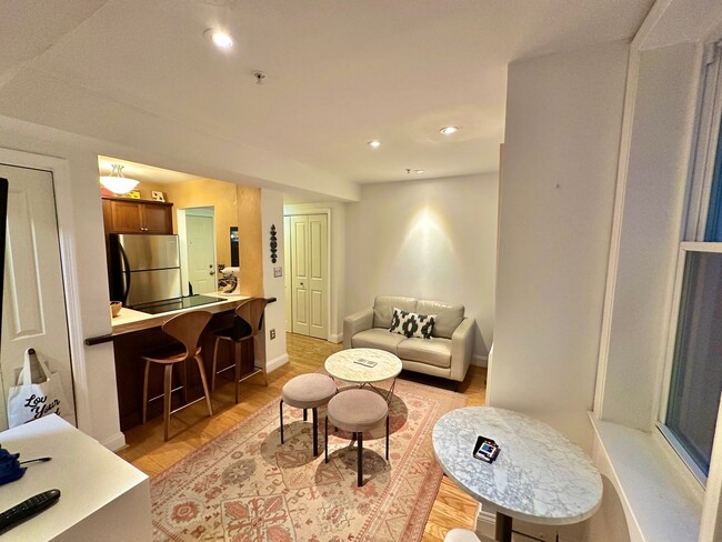 Building Photo - Dupont's Charming 1 Bedroom Condo W/D & Ro...