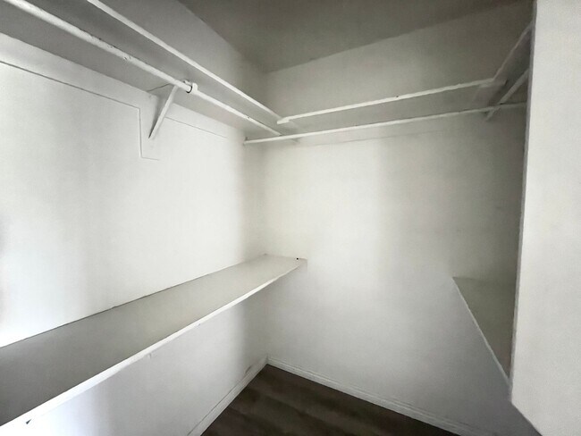 Building Photo - 4 bed 3 bath Townhome