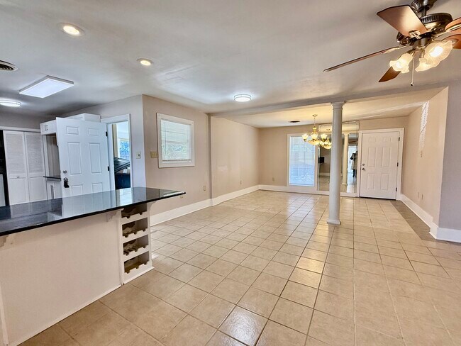 Building Photo - 2946 Madeira Dr