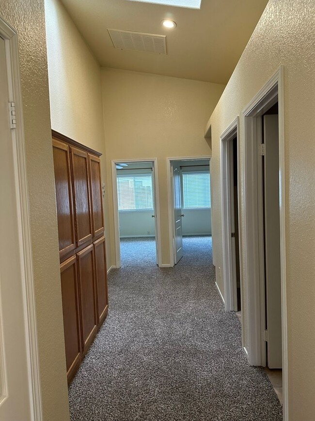 Building Photo - 3/2 Granville in NW Fresno. 3 car garage a...