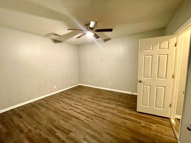 Building Photo - 2 Bed / 1 Bath Apartment