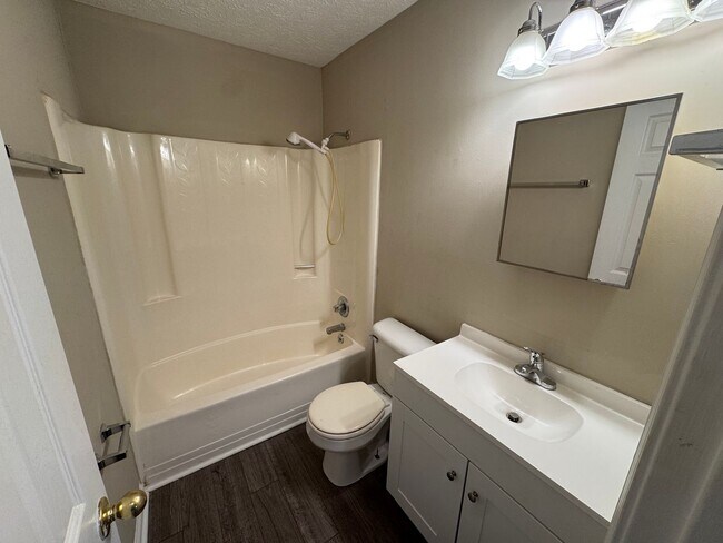 Building Photo - 2 Bedrooms, 1.5 Bathrooms - Townhome in West Rome!