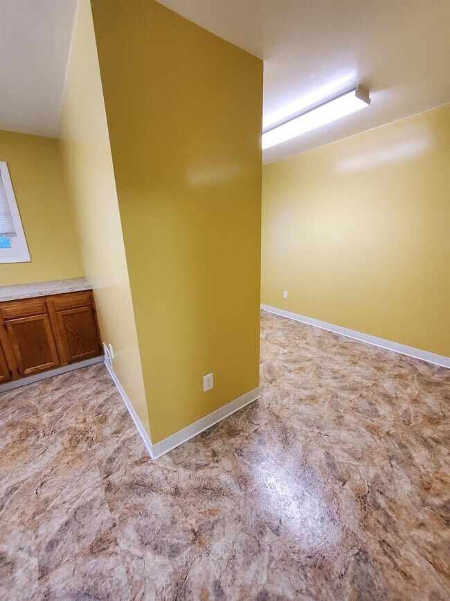 Building Photo - Spacious 2 Bedroom House Updated with Remo...