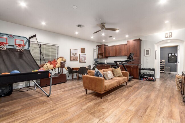 Building Photo - Beautiful 6-bedroom basement home
