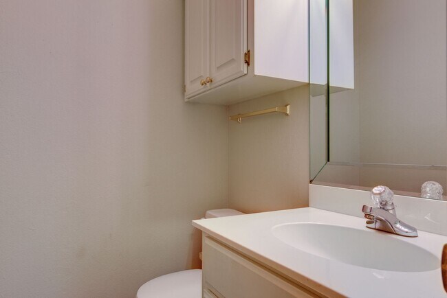 Building Photo - Townhome on Skyline Boulevard For Rent!