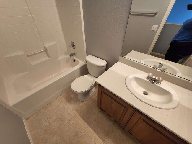 Building Photo - "Charming 3-Bed Oasis with 2 Full Baths in North Las Vegas – 1305 Sq Ft of Comfort!"