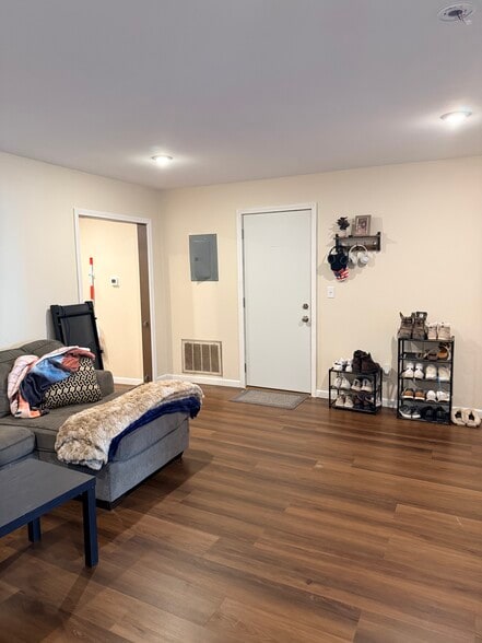 Apartment door - 216 Saint Paul St SW